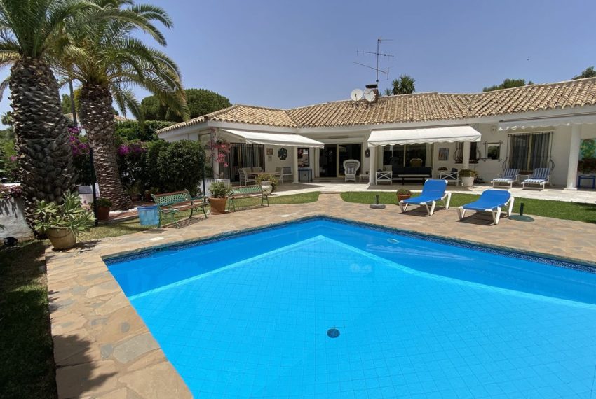 R4080832-Villa-For-Sale-Las-Chapas-Detached-6-Beds-350-Built-4