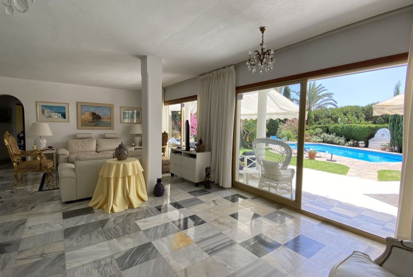 R4080832-Villa-For-Sale-Las-Chapas-Detached-6-Beds-350-Built-9