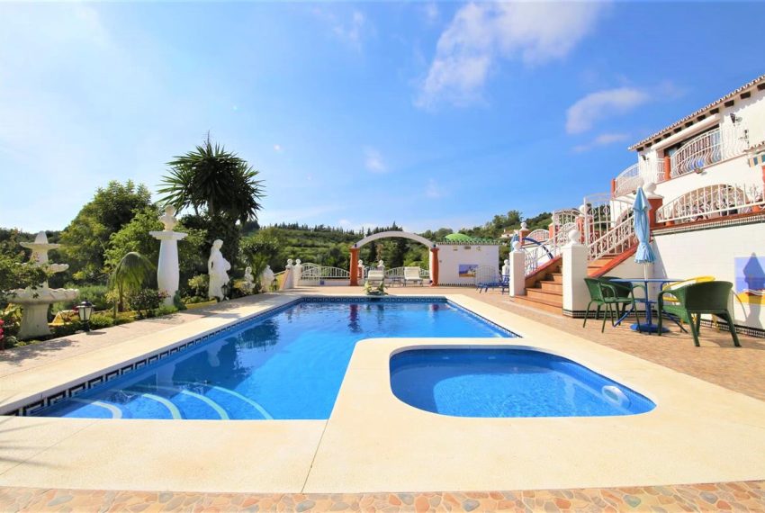 R4332064-Villa-For-Sale-Estepona-Detached-3-Beds-400-Built