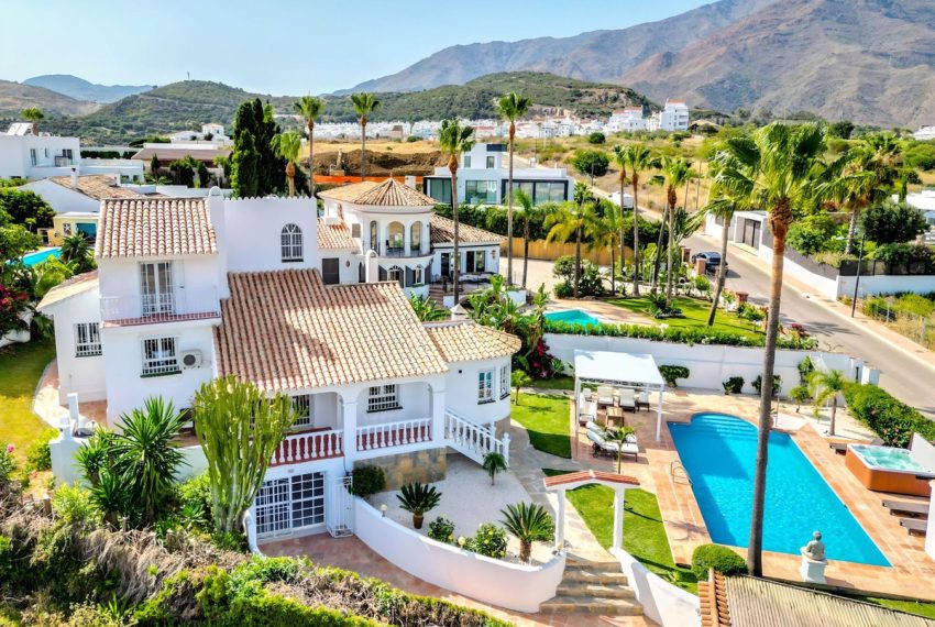 R4404172-Villa-For-Sale-Estepona-Detached-4-Beds-272-Built