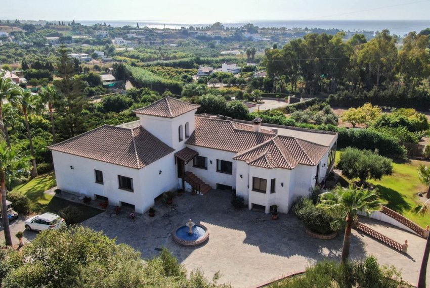 R4420039-Villa-For-Sale-Estepona-Finca-3-Beds-562-Built