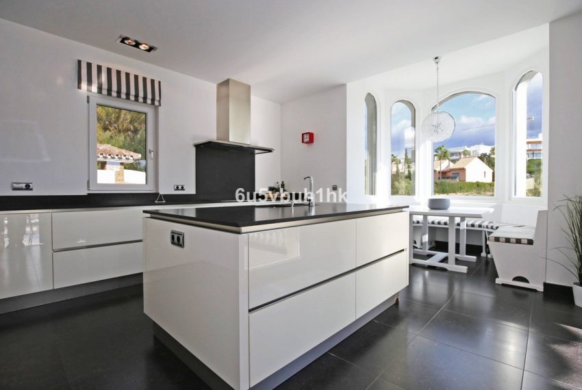 R4582084-Villa-For-Sale-Nueva-Andalucia-Detached-6-Beds-440-Built-4