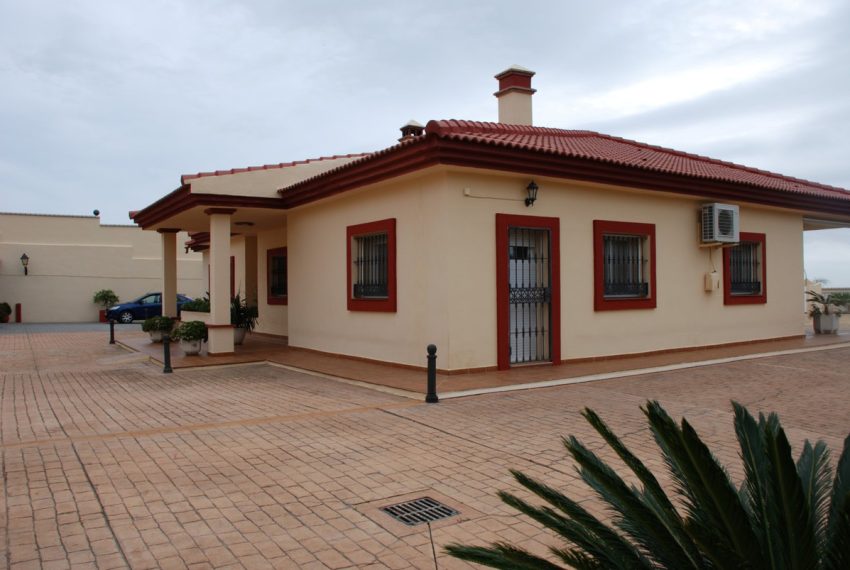 R2598008-Villa-For-Sale-Estepona-Detached-4-Beds-200-Built-8