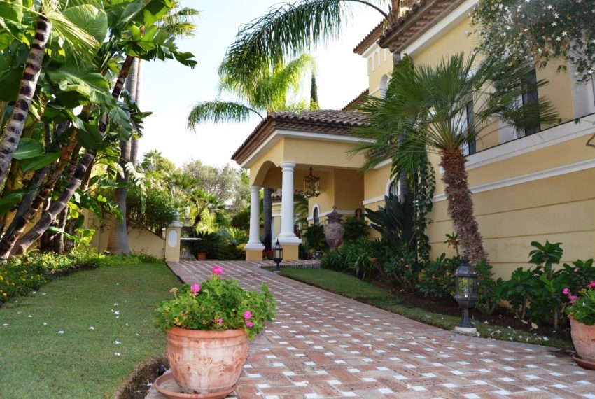 R2927828-Villa-For-Sale-El-Paraiso-Detached-5-Beds-1078-Built-9