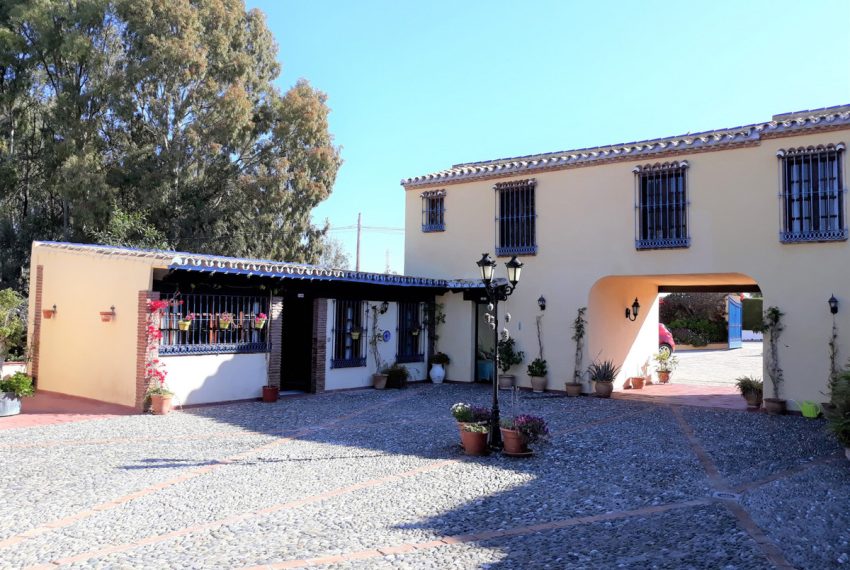 R3375778-Villa-For-Sale-Estepona-Finca-6-Beds-556-Built-2