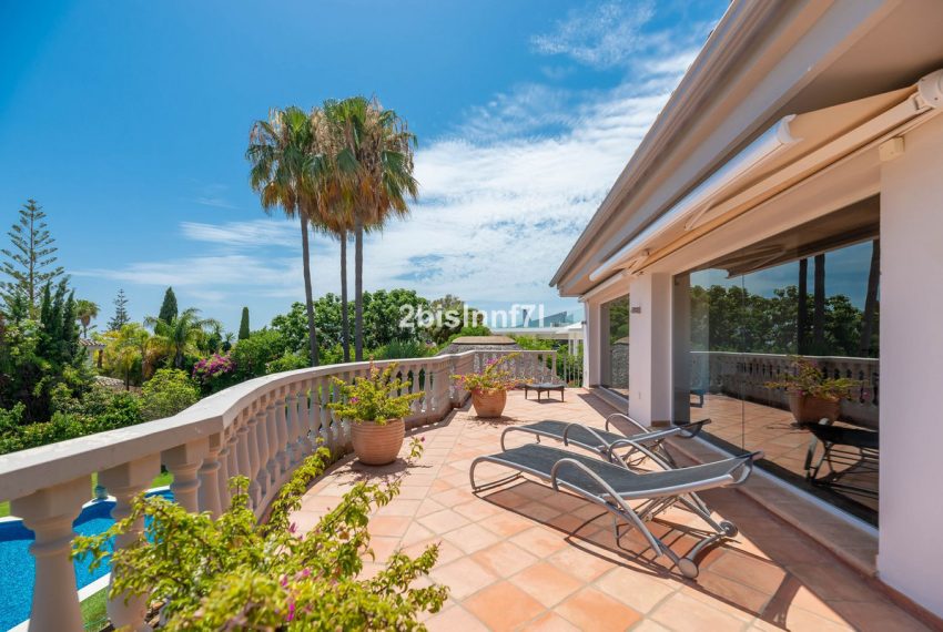 R4362490-Villa-For-Sale-Elviria-Detached-6-Beds-632-Built-1