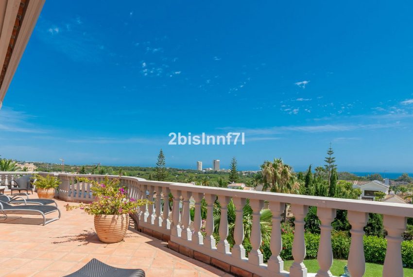 R4362490-Villa-For-Sale-Elviria-Detached-6-Beds-632-Built-2