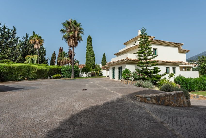 R4372357-Villa-For-Sale-Marbella-Detached-6-Beds-595-Built