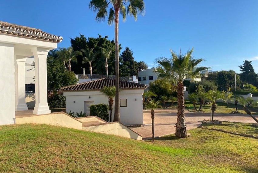 R4444204-Villa-For-Sale-Estepona-Detached-4-Beds-550-Built-1