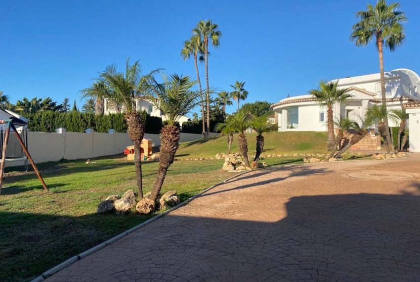 R4444204-Villa-For-Sale-Estepona-Detached-4-Beds-550-Built-4