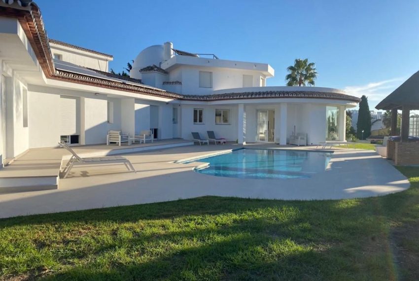 R4444204-Villa-For-Sale-Estepona-Detached-4-Beds-550-Built