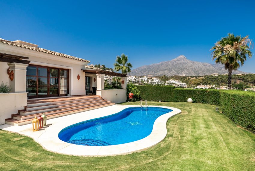 R3898555-Villa-For-Sale-Nueva-Andalucia-Detached-7-Beds-946-Built