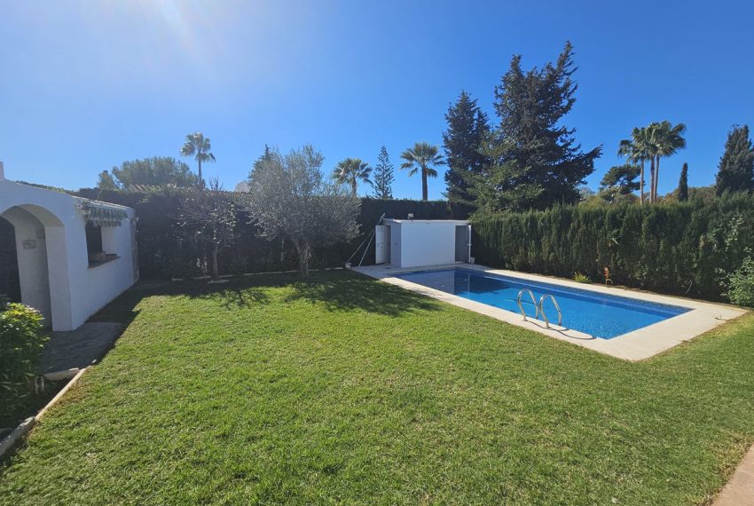 R4648006-Villa-For-Sale-Calahonda-Detached-4-Beds-82-Built-4