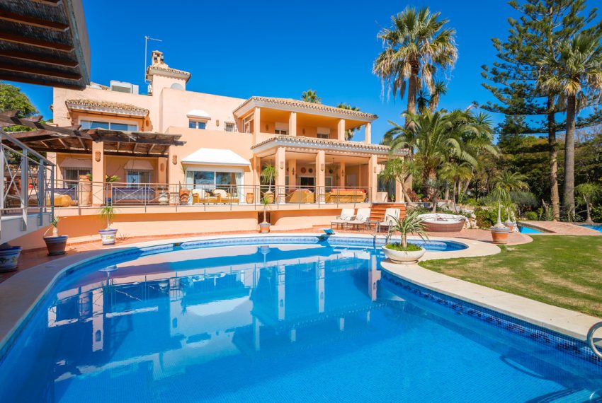 R4674448-Villa-For-Sale-Estepona-Detached-8-Beds-1013-Built-1