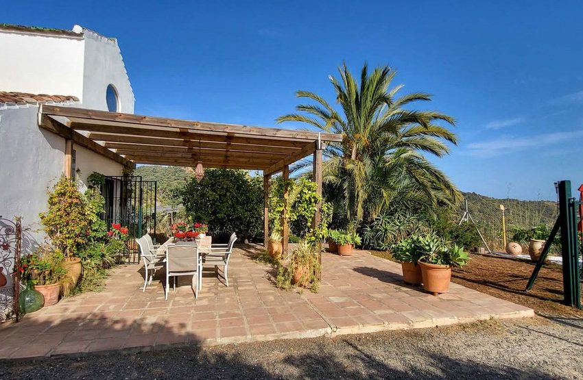 R4677970-Villa-For-Sale-Estepona-Detached-2-Beds-92-Built-1