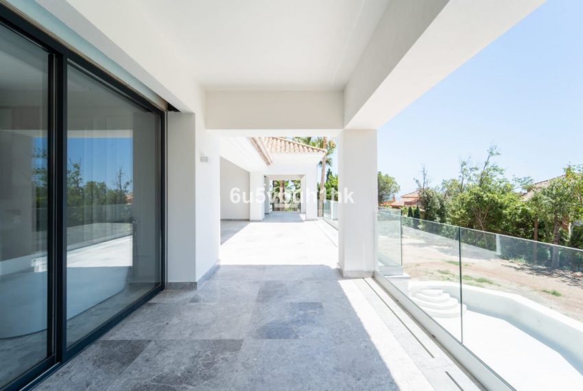 R4320772-Villa-For-Sale-Sierra-Blanca-Detached-6-Beds-882-Built-3