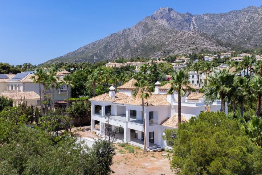 R4391062-Villa-For-Sale-Sierra-Blanca-Detached-9-Beds-1106-Built