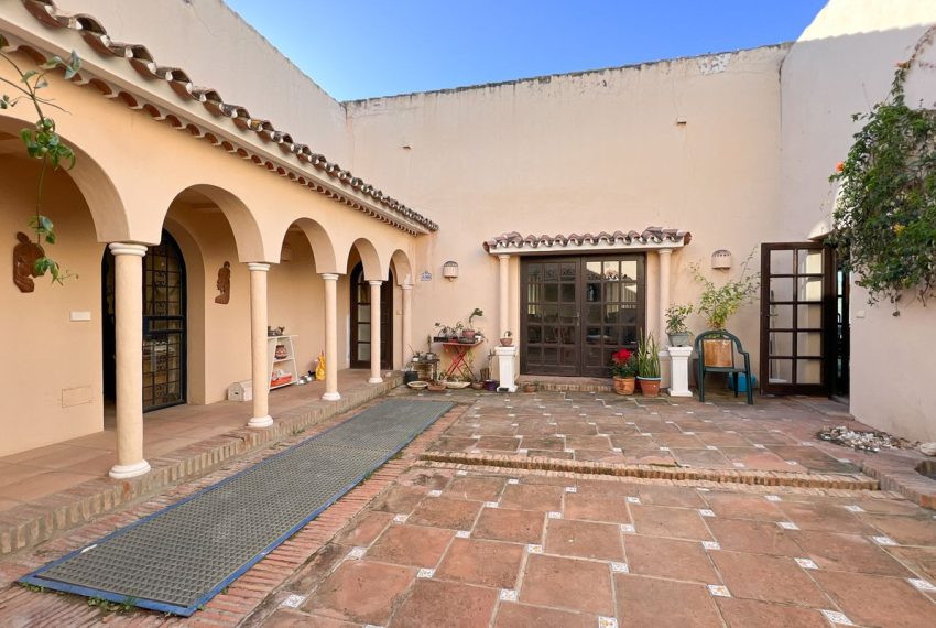 R4597402-Villa-For-Sale-Estepona-Detached-4-Beds-165-Built-4