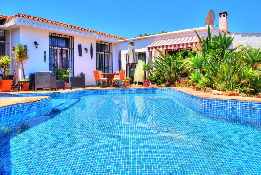 R4780669-Villa-For-Sale-Estepona-Detached-4-Beds-165-Built