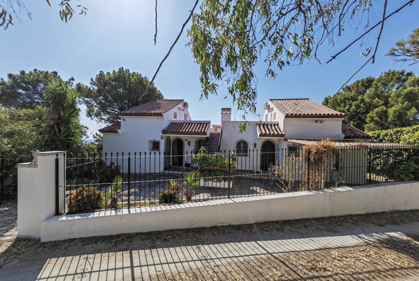 R4840030-Villa-For-Sale-Estepona-Detached-6-Beds-277-Built-1