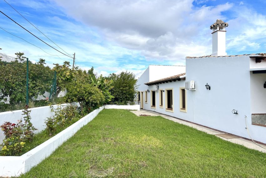 R3302554-Villa-For-Sale-Estepona-Detached-3-Beds-265-Built-14