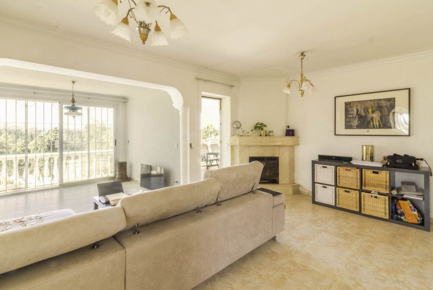 R4115770-Villa-For-Sale-Elviria-Detached-3-Beds-241-Built-10