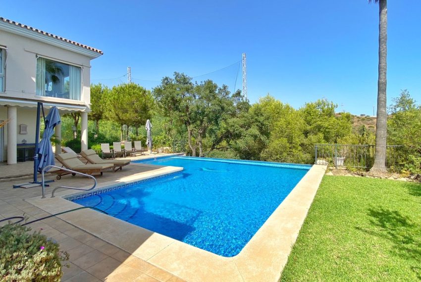 R4129477-Villa-For-Sale-Elviria-Detached-4-Beds-450-Built-15