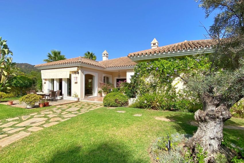 R4129477-Villa-For-Sale-Elviria-Detached-4-Beds-450-Built-17