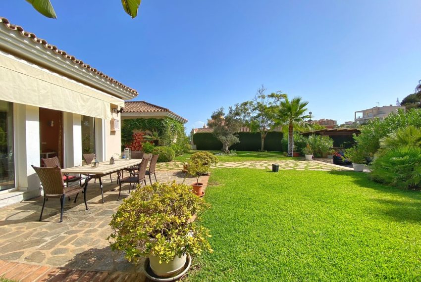 R4129477-Villa-For-Sale-Elviria-Detached-4-Beds-450-Built-4