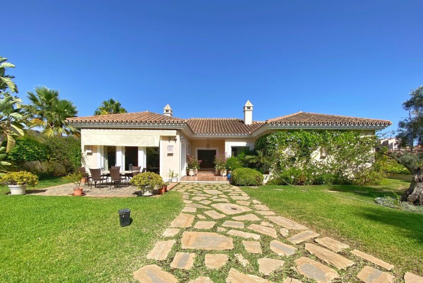 R4129477-Villa-For-Sale-Elviria-Detached-4-Beds-450-Built