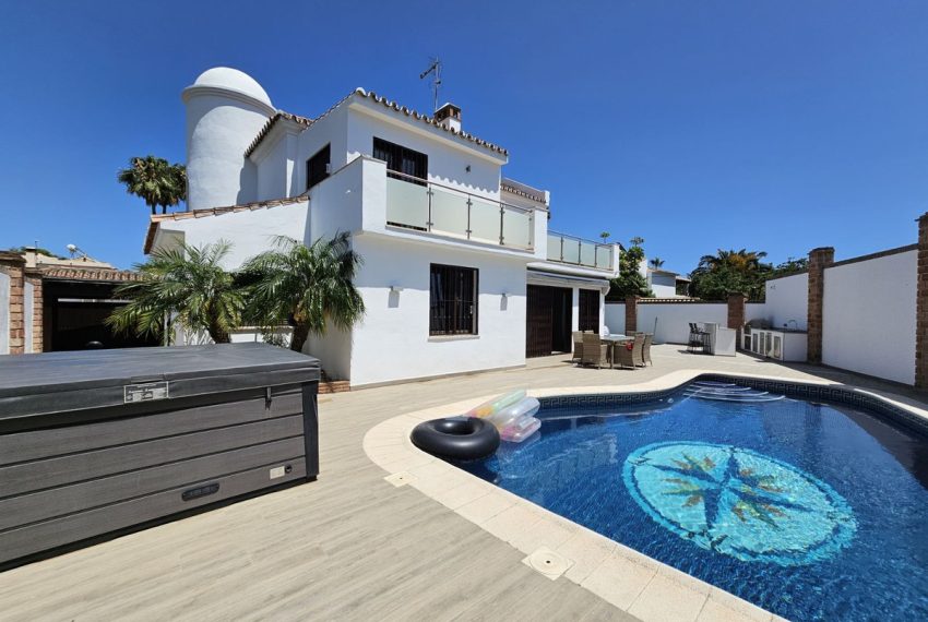 R4353052-Villa-For-Sale-San-Pedro-de-Alcantara-Detached-3-Beds-278-Built