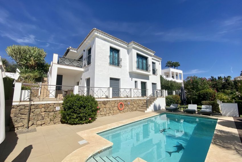 R4416784-Villa-For-Sale-Elviria-Detached-4-Beds-300-Built