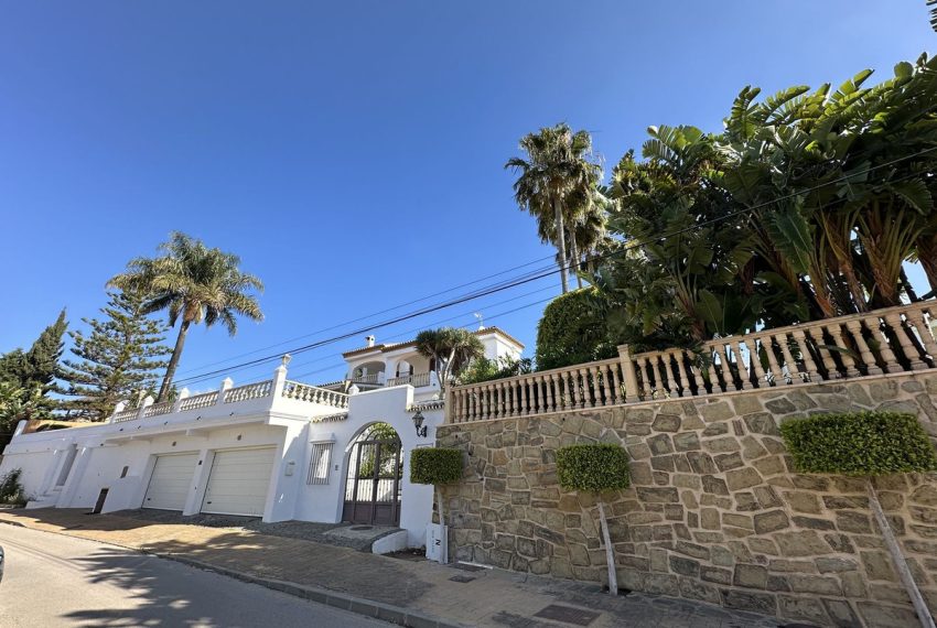 R4713499-Villa-For-Sale-Estepona-Detached-5-Beds-600-Built-2