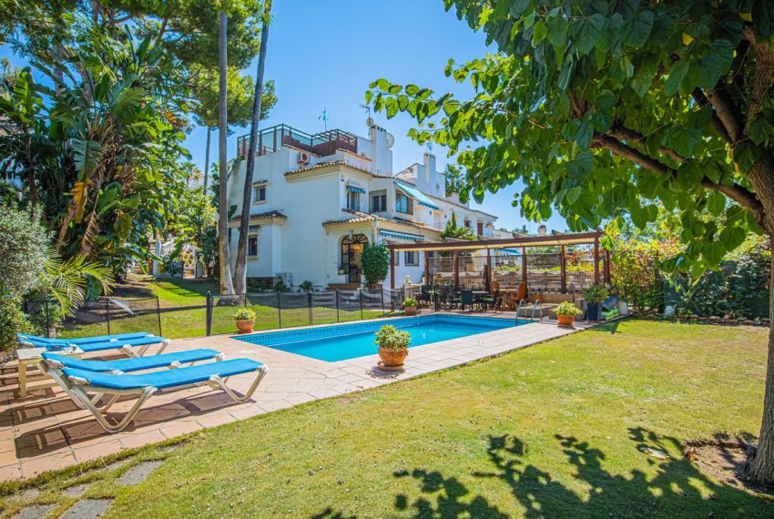 R4747849-Villa-For-Sale-Nueva-Andalucia-Semi-Detached-5-Beds-297-Built