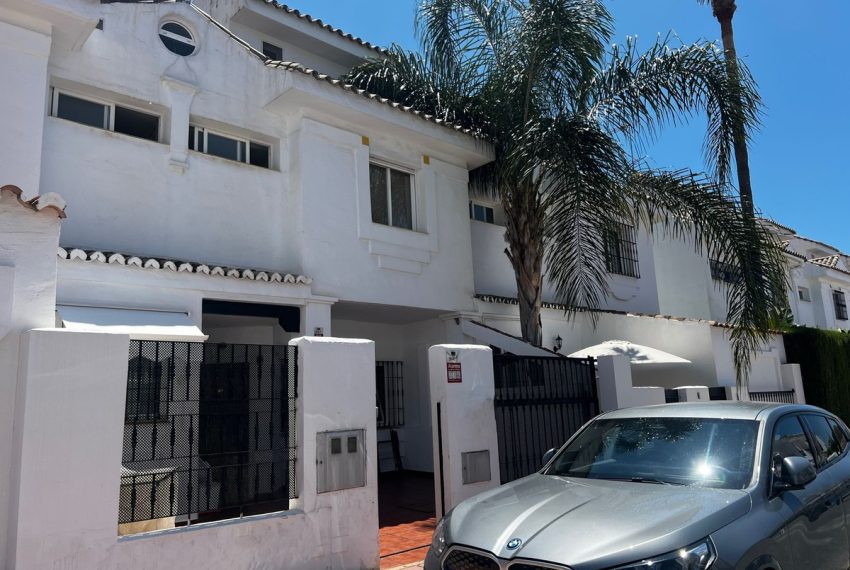 R4779859-Townhouse-For-Sale-Nueva-Andalucia-Terraced-4-Beds-146-Built-1