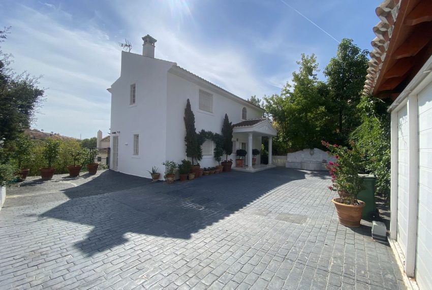 R4841491-Villa-For-Sale-Elviria-Detached-5-Beds-450-Built-2