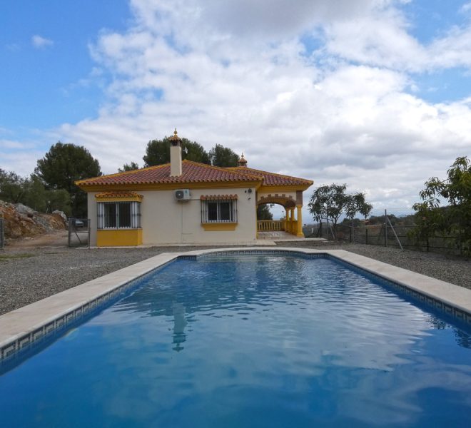 R4020805-Image 1-Finca - 2 Beds - 240 Built