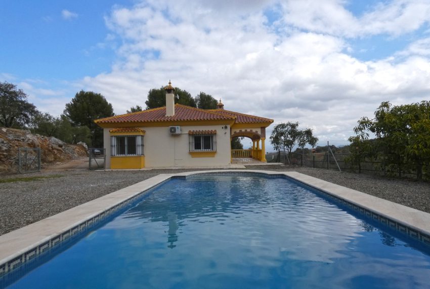 R4020805-Villa-For-Sale-Coin-Finca-2-Beds-240-Built