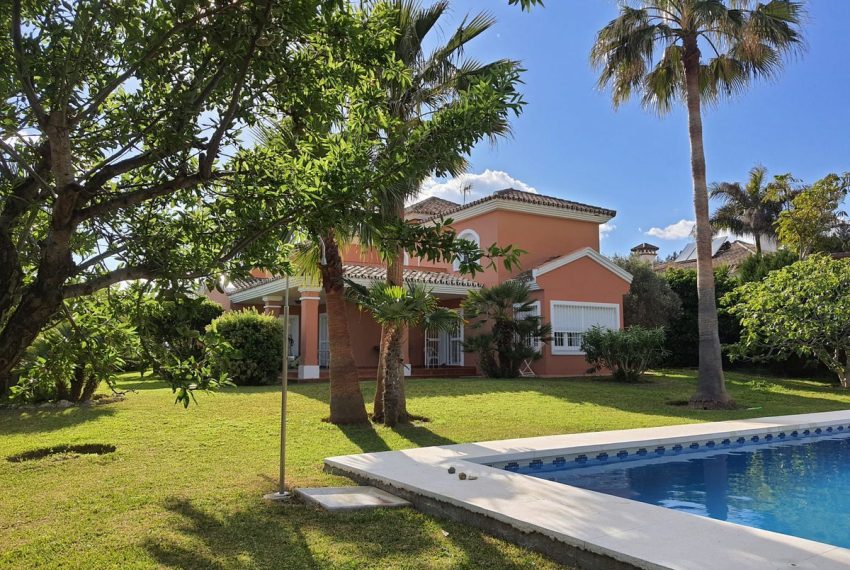 R4109128-Villa-For-Sale-Estepona-Detached-4-Beds-455-Built