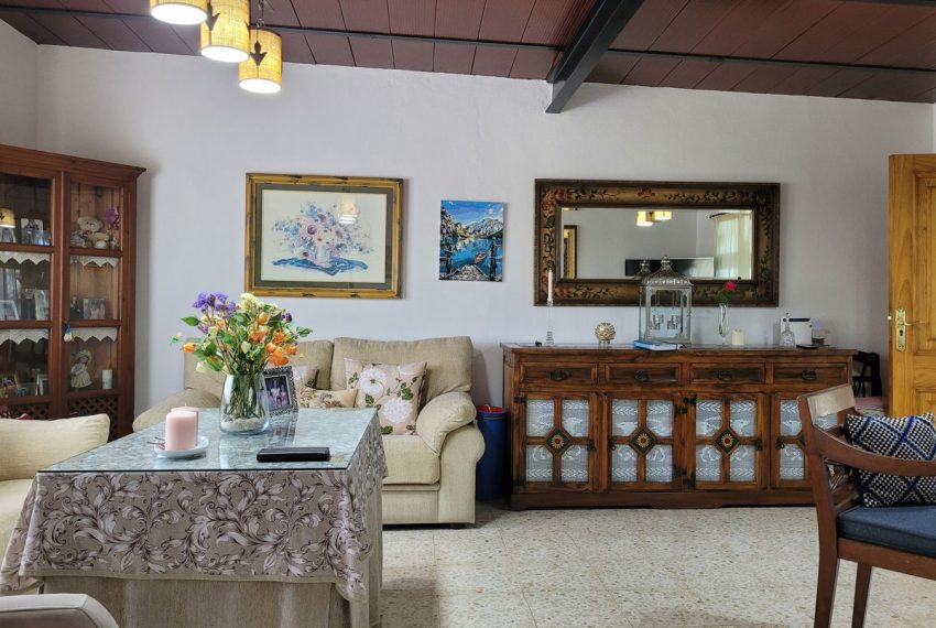 R4141252-Villa-For-Sale-Estepona-Detached-5-Beds-180-Built-2