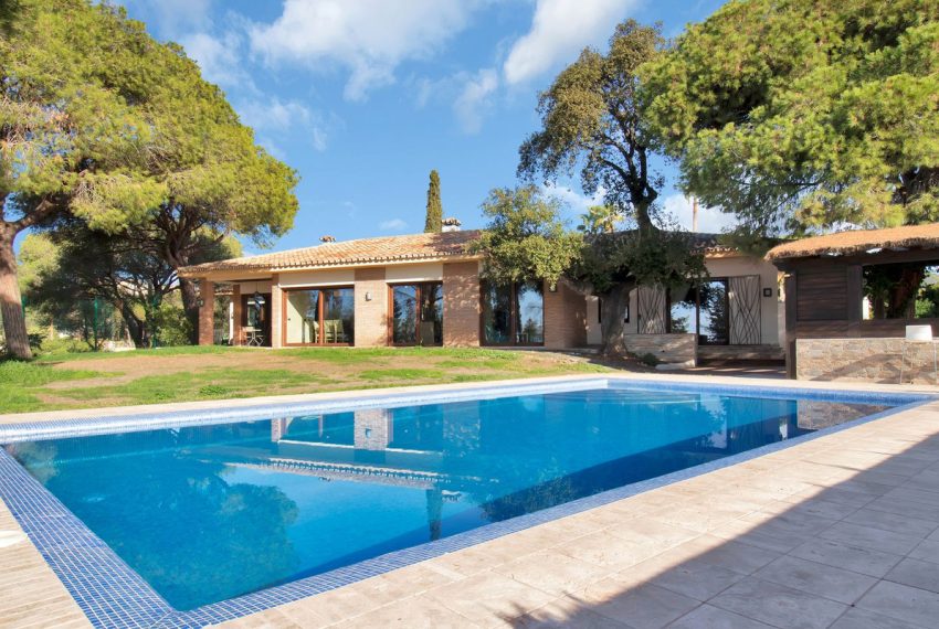 R4569874-Villa-For-Sale-Elviria-Detached-5-Beds-455-Built