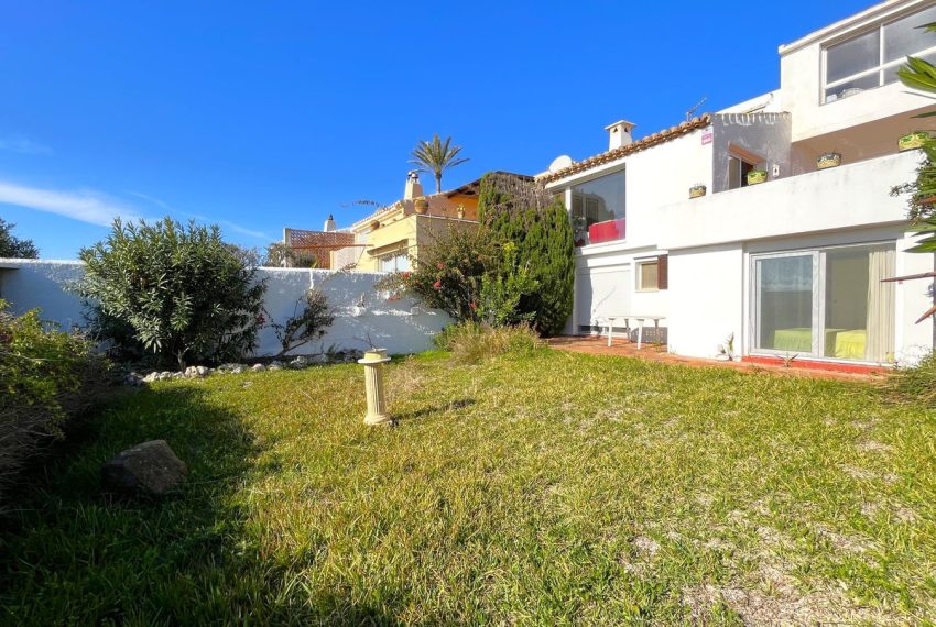 R4594306-Villa-For-Sale-Estepona-Detached-5-Beds-200-Built-2