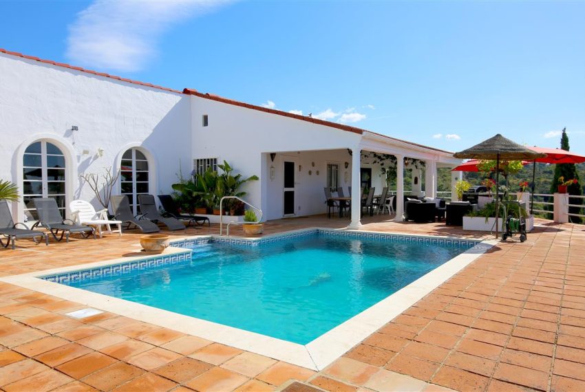 R4714012-Villa-For-Sale-Estepona-Detached-4-Beds-315-Built-1