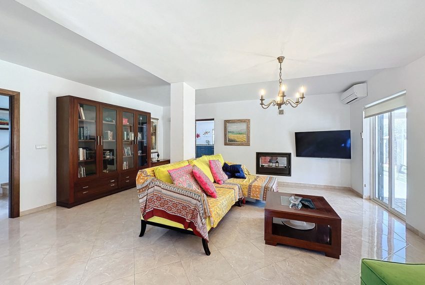 R4838959-Villa-For-Sale-Estepona-Detached-4-Beds-245-Built-4