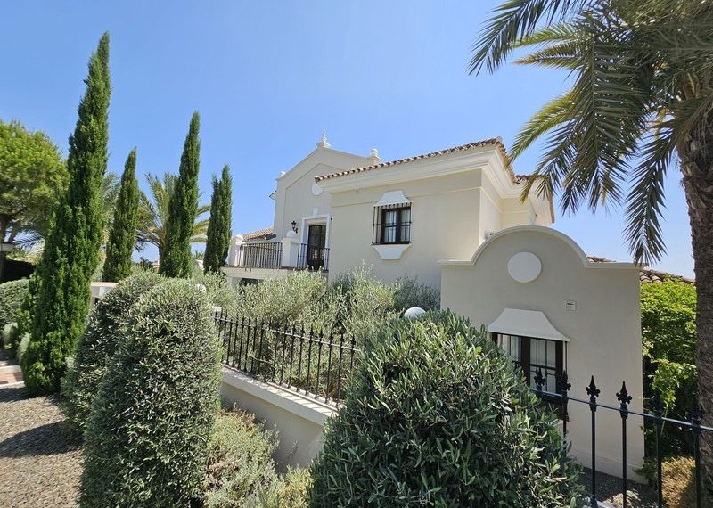 R4880803-Villa-For-Sale-El-Paraiso-Detached-6-Beds-496-Built-1