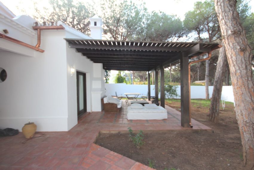 R2545199-Villa-For-Sale-Elviria-Detached-3-Beds-154-Built