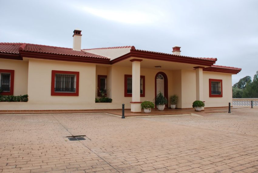 R2598008-Villa-For-Sale-Estepona-Detached-4-Beds-200-Built-1