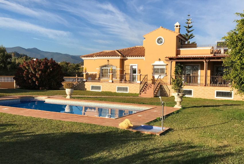 R3061342-Villa-For-Sale-Estepona-Detached-4-Beds-386-Built