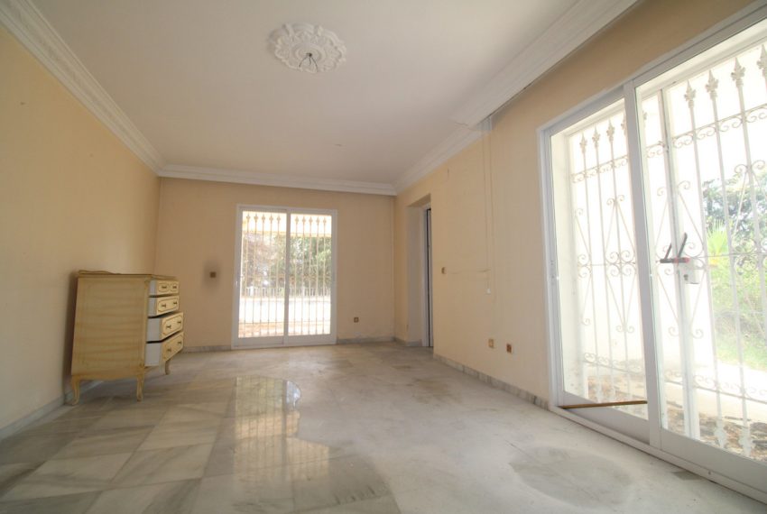 R3674639-Villa-For-Sale-The-Golden-Mile-Detached-5-Beds-1065-Built-3