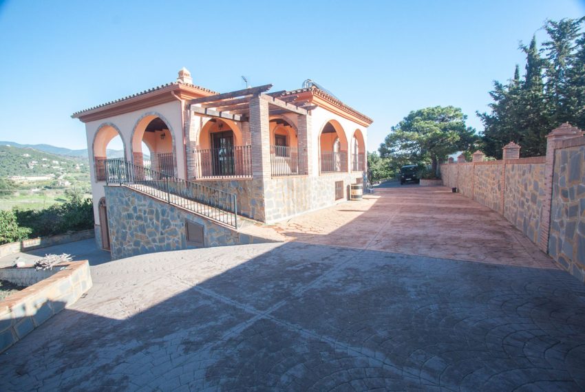 R3909925-Villa-For-Sale-Estepona-Finca-6-Beds-296-Built-1